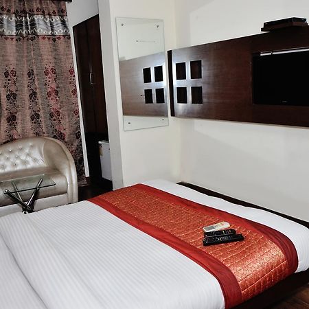 Oyo 18753 Hotel Glance Inn New Delhi Exteriör bild