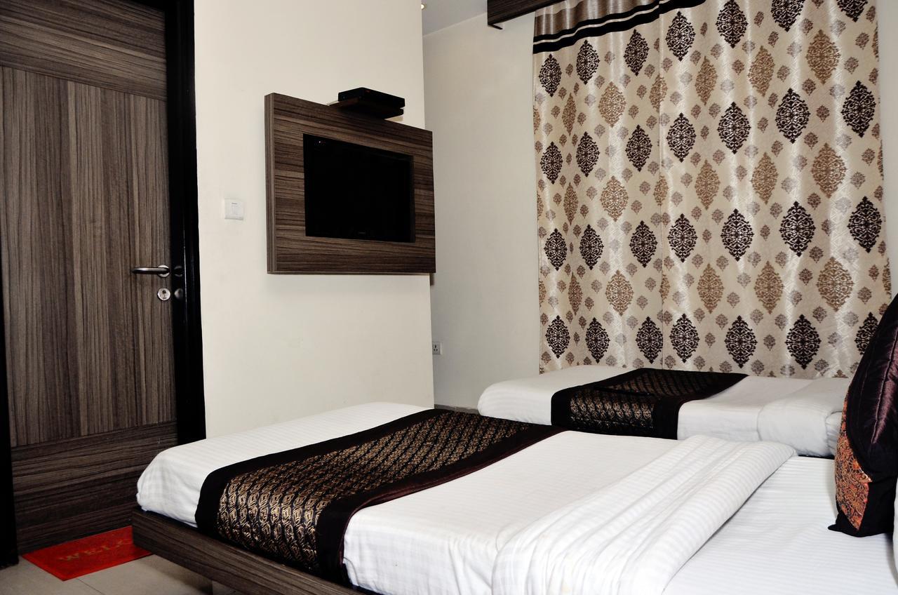 Oyo 18753 Hotel Glance Inn New Delhi Exteriör bild